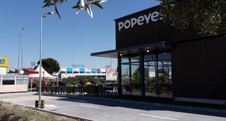 Óptima incorpora el primer restaurante free standing de Popeyes en el parque comercial La Dehesa de Alcalá de Henares